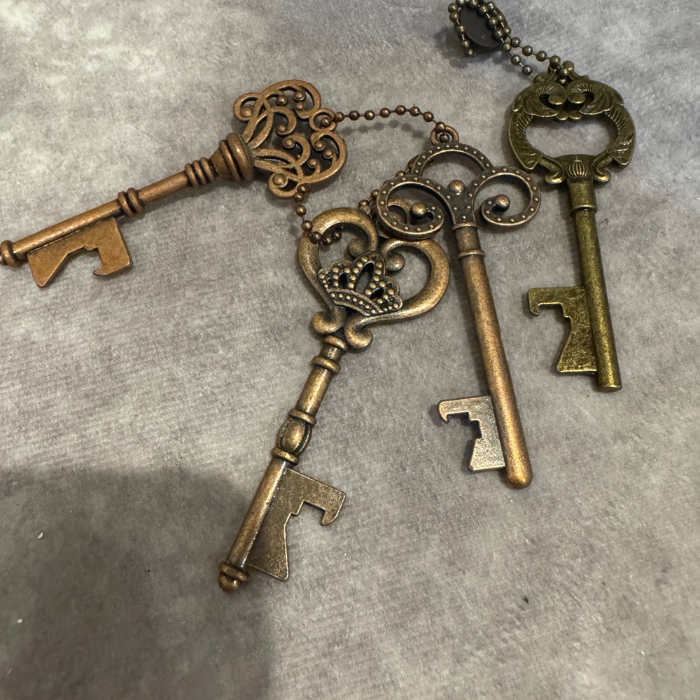 Source‎ Unknown Vintage Style Decorative Keys - Bronze and Gold